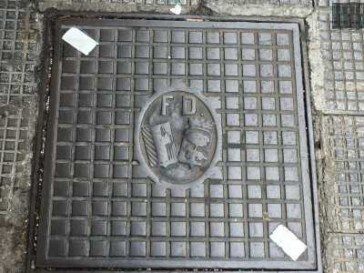 E poi ci sono due curiosit�. La prima � in via Principe Amedeo, quasi ad angolo con corso Cavour. Qui sulla ghisa sono rappresentati due simboli: quello del regime e un altro raffigurante un albero con ai suoi piedi una lupa: lo stemma comunale di Lecce. Le due figure sono anche sormontate da due lettere : �F� e �D�